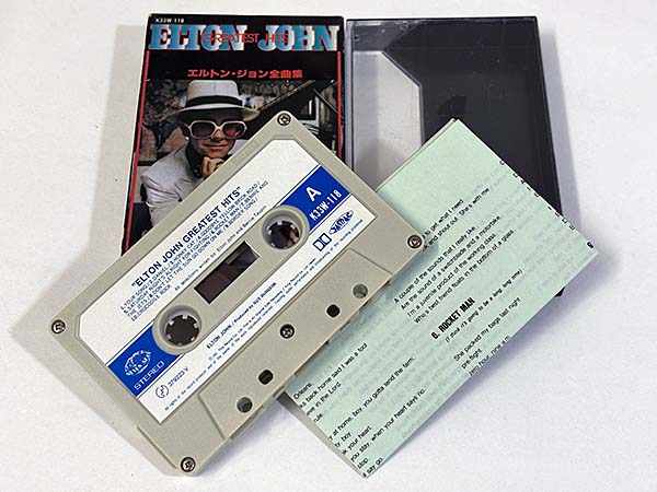 カセットテープ:コンピレーション ELTON JOHN エルトン・ジョン GREATEST HITS 全曲集 同梱物