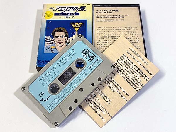 カセットテープ:洋楽 HUEY LEWIS AND THE NEWS ヒューイ・ルイス・アンド・ザ・ニュース PICTURE THIS ベイ・エリアの風 同梱物