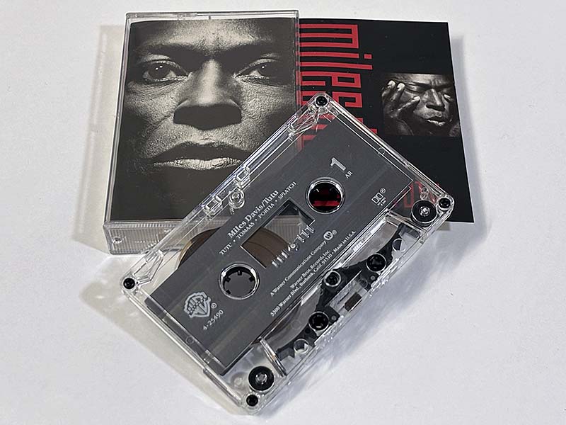 カセットテープ:アルバム マイルス・デイヴィス Miles Davis チュチュ TUTU 同梱物